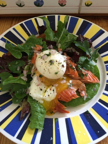 Poached egg salad with salmon