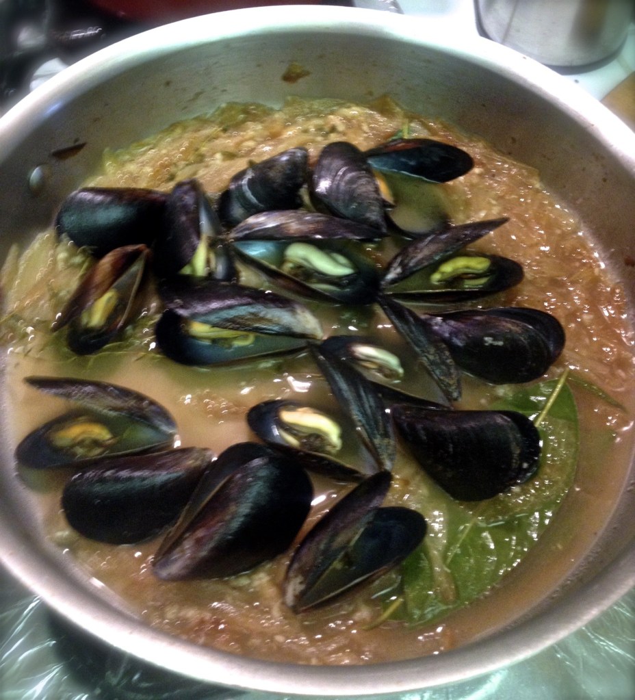 Mussels in tomato broth